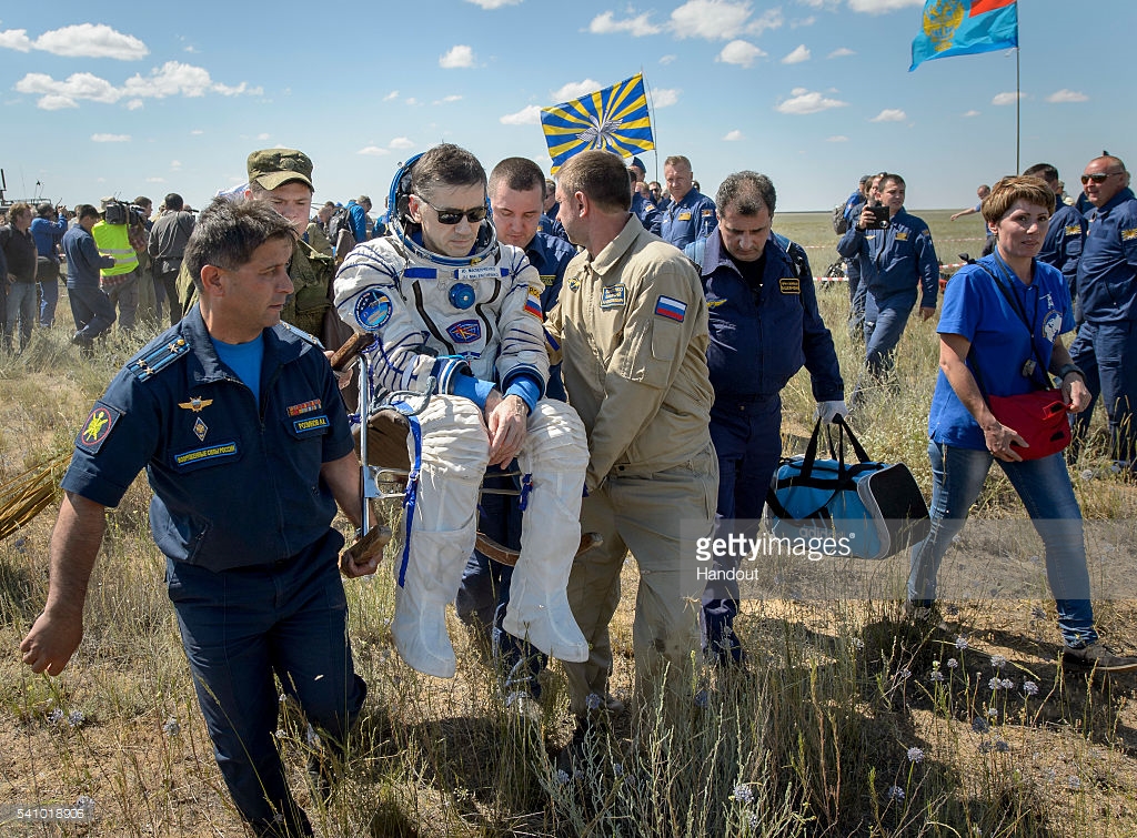 Yuri Malenchecho uzay aracından çıkarılırken.