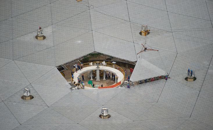 Her biri 11 metrelik  kenara sahip son üçgen panellerin yerleştirildiği an.