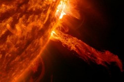 Solar_Prominence_wEarth-580x464