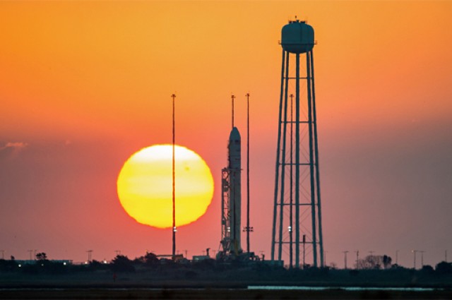 Antares Roketi Canlı Yayında Fırlatılıyor
