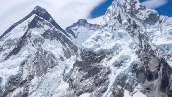 Everest’in ana kampının yerinin değiştirilmesi planlanıyor