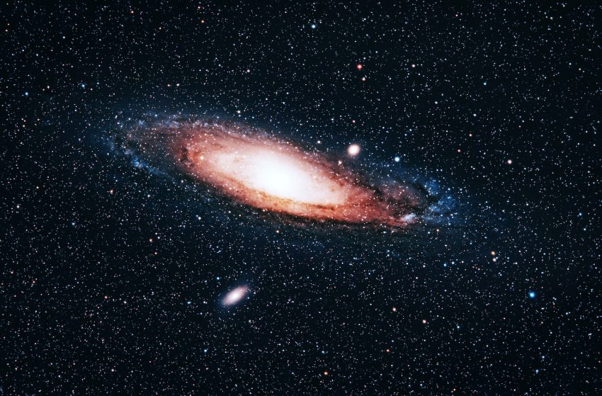 Amatör Astronomlar, Andromeda Galaksisi’nin Yakınlarında Devasa Bir Oksijen Bulutu Keşfetti!